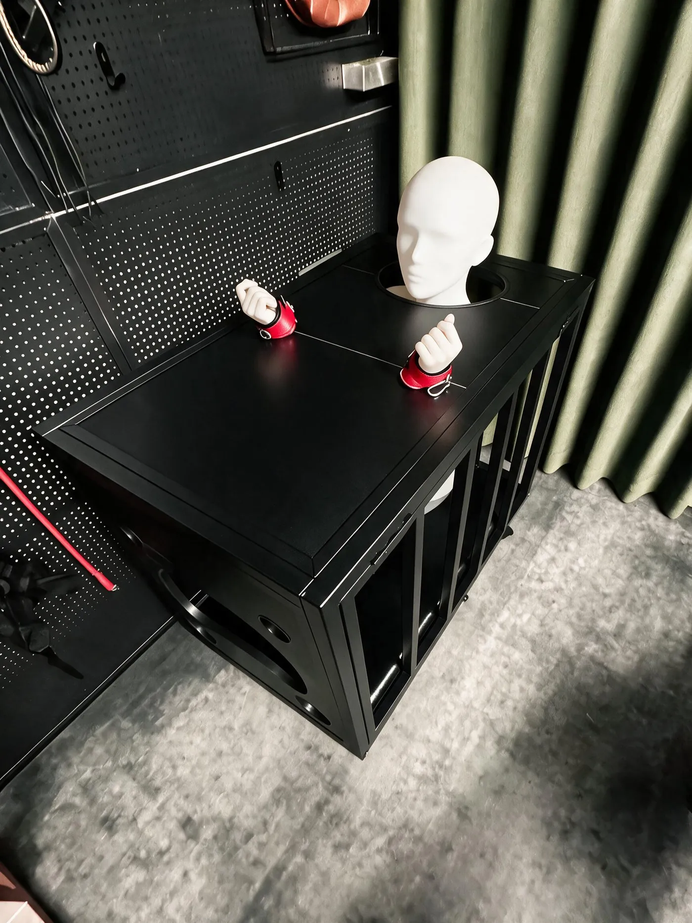 Head-Stock Cage Box with Wrist Cuffs